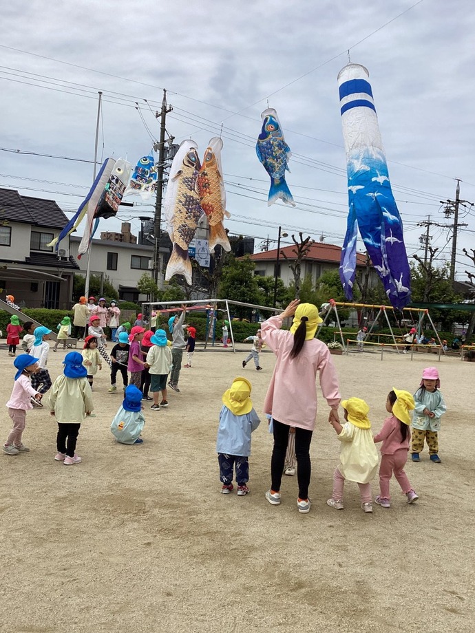 写真：こいのぼりを眺める様子