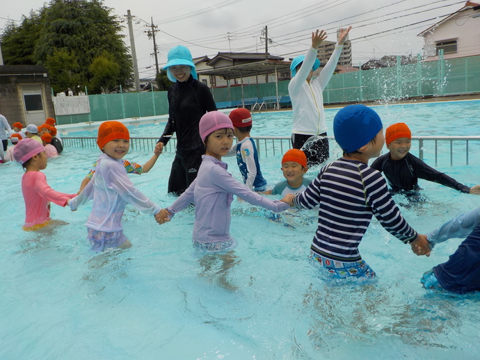 写真:プール遊びの様子
