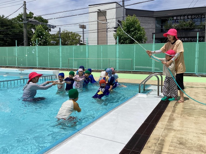 写真：プール遊びの様子