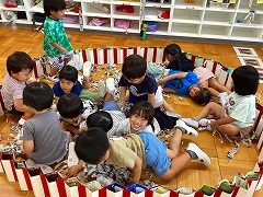 写真:年少児 新聞遊びの様子