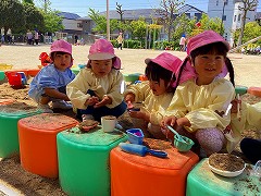 写真:年少児 砂遊び