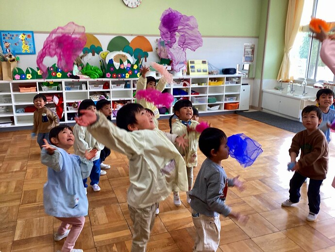 写真：3歳児　ハンカチ遊び