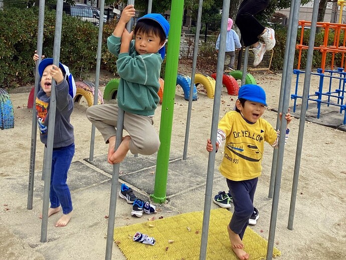 写真：3歳児　登り棒の写真