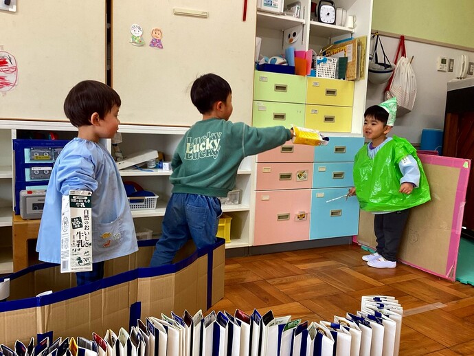 写真：3歳児　劇ごっこ