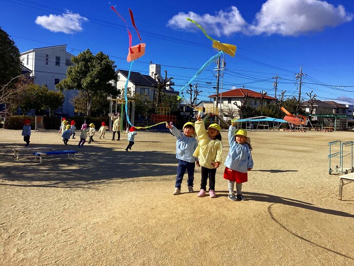 写真：3歳児　凧あげ