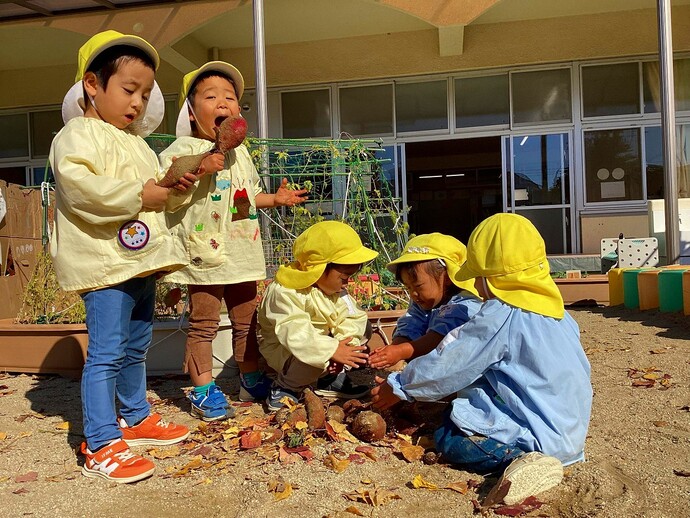 写真：3歳児　やきいもごっこ