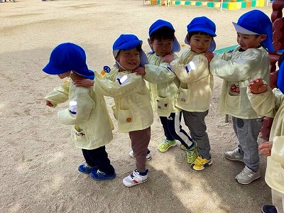 写真:年少児 でんしゃごっこ