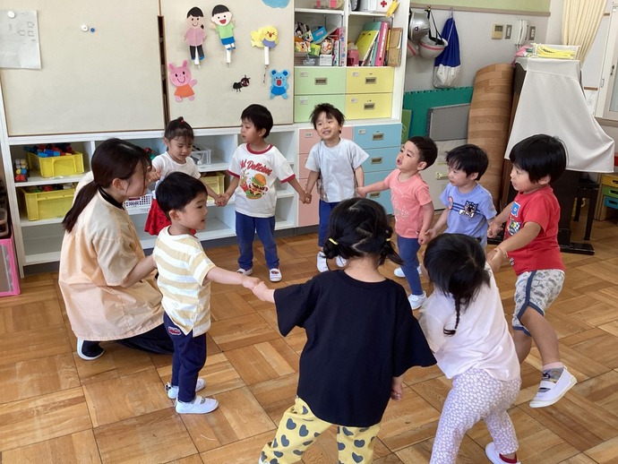 写真：3歳児　輪になって遊んでいます