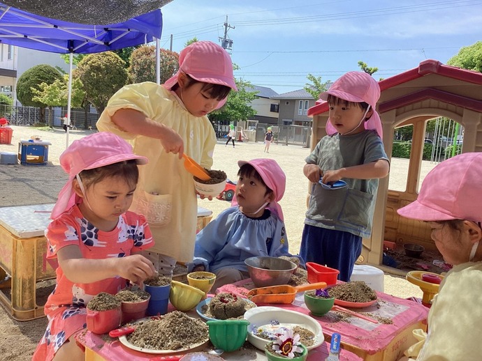 写真：3歳児 戸外ままごと