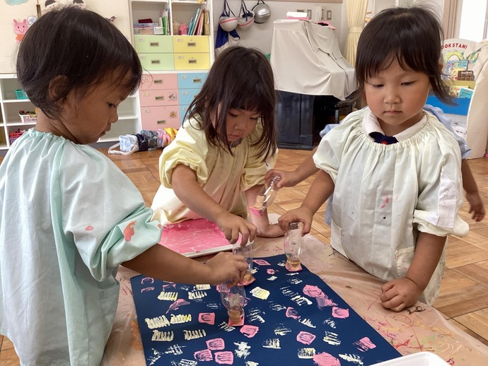 写真：3歳児 スタンプ遊び