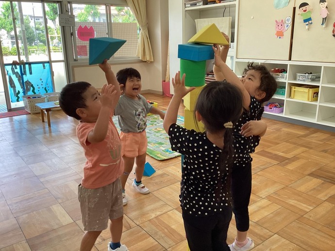 写真：3歳児　つみきで遊んでいます