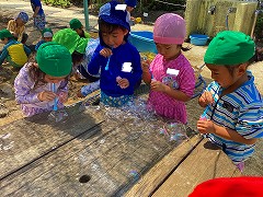 写真：年中児　しゃぼんだま