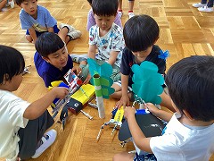 写真：年中児　虫バトル