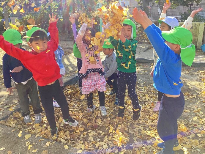写真：年中児　落ち葉
