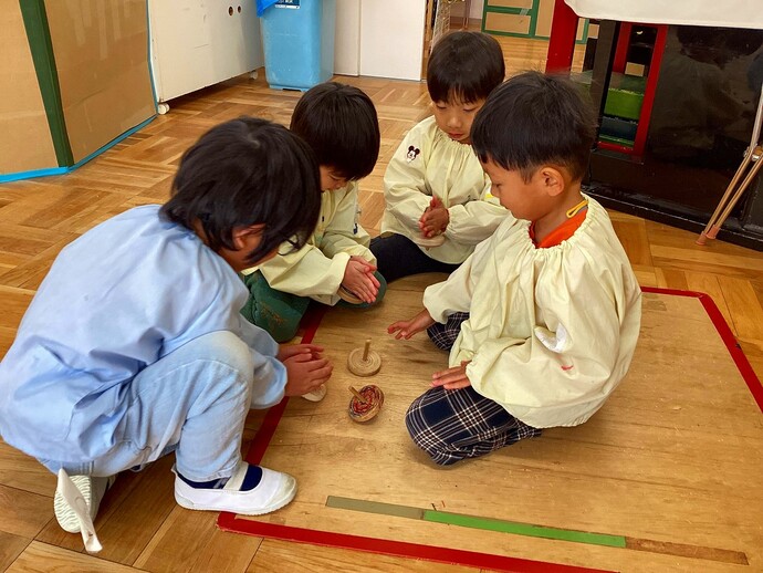 写真：年中児　こま回し