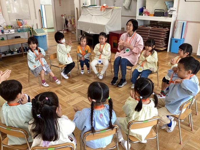 写真：年中児　フルーツバスケットをしている
