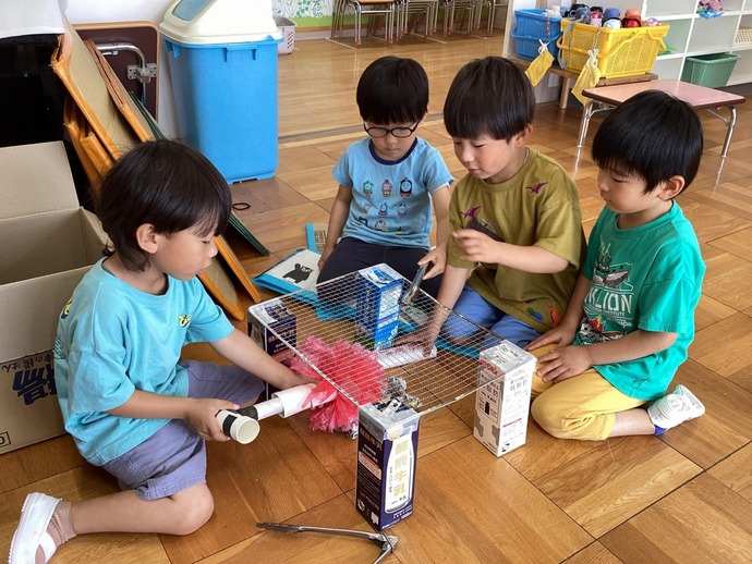 写真：年中児バーベキューごっこをしています