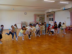 写真:年長児 かみひこうき