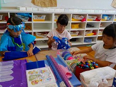 写真:年長児 衣装づくり