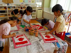 写真:年長児 万国旗