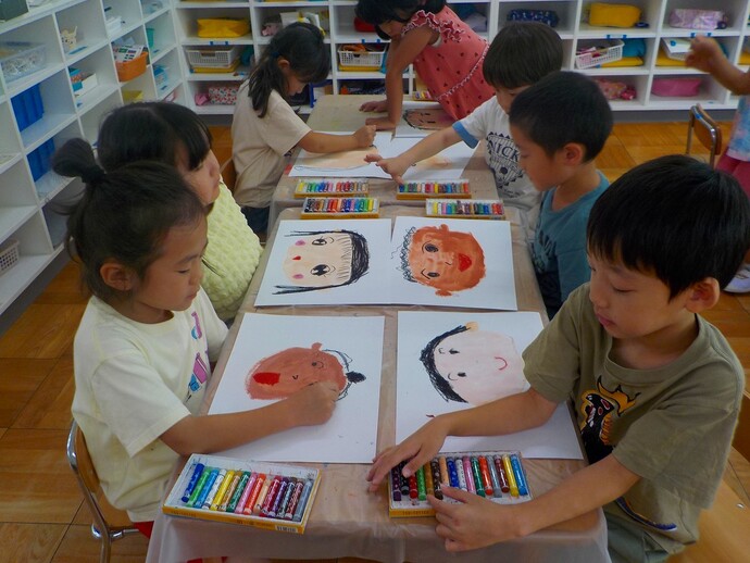 写真：年長児　お絵描き