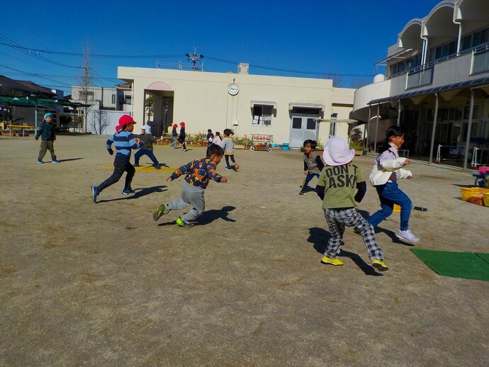 写真：年長児　鬼ごっこ