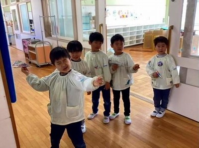 写真：年長児　かみひこうき