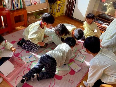 写真：年長児　かるた