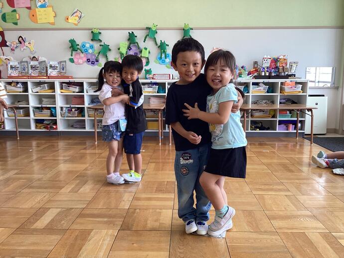 写真：年長児　新聞紙じゃんけん
