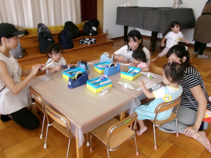 写真：親子で遊ぶ様子