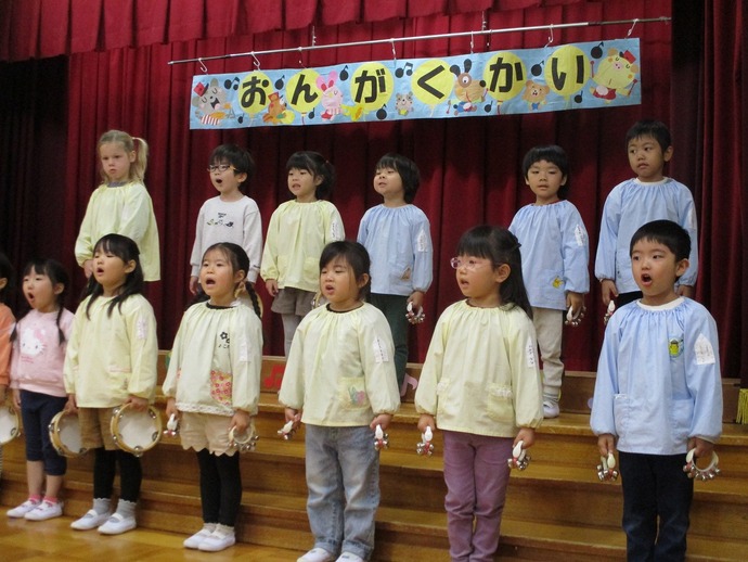 写真：年中児　音楽会の様子