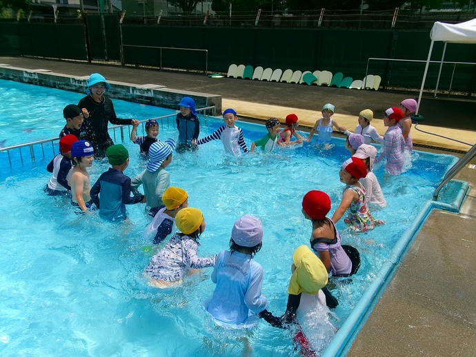写真:5歳児プール遊びの様子