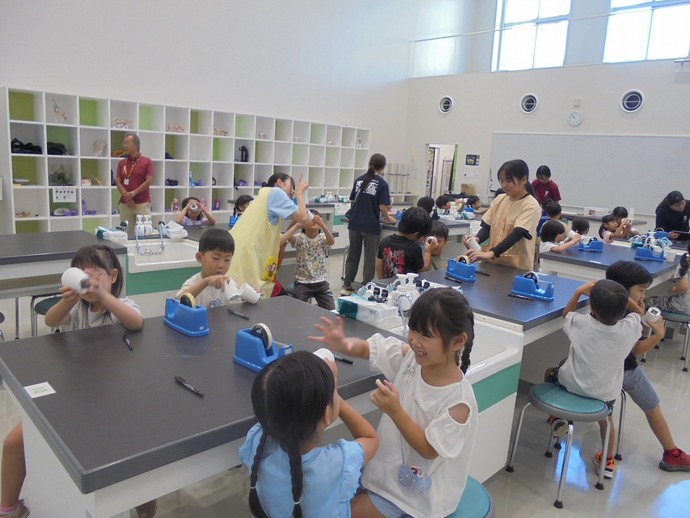 写真：年長児　科学体験教室の様子