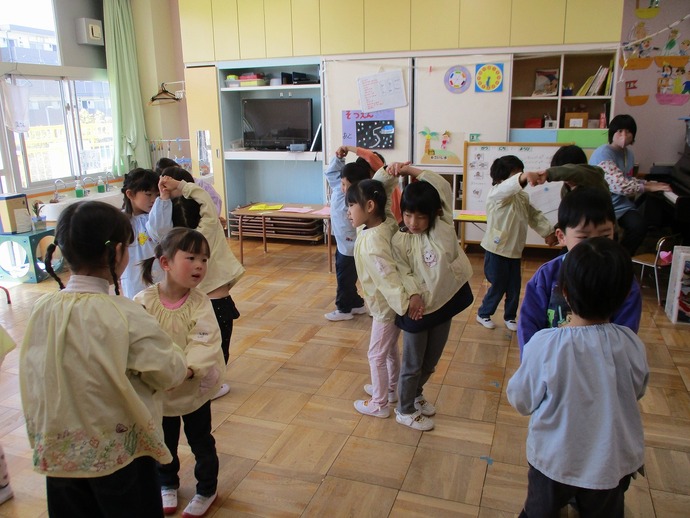 写真：年長児　ペア活動の様子
