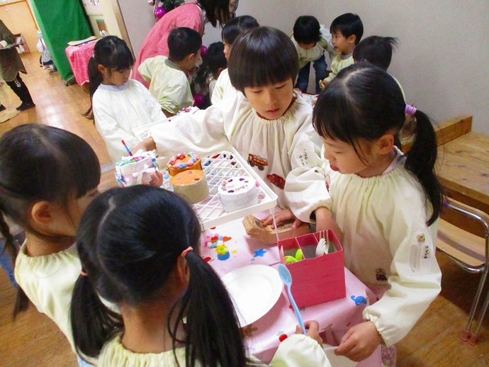 写真：年長児　ジュース屋さんの様子