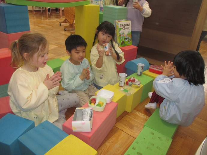 写真：年中児　ピクニックごっこの様子