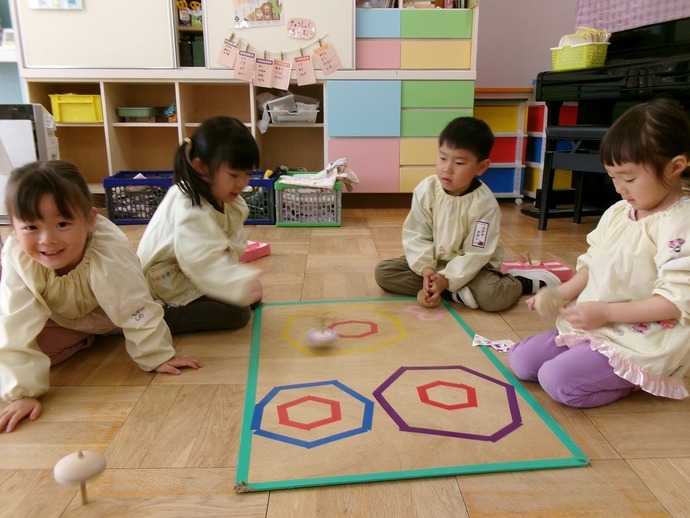 写真：年中児　こま回し