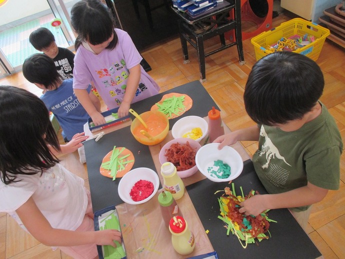 写真：年中児　お好み焼き制作の様子