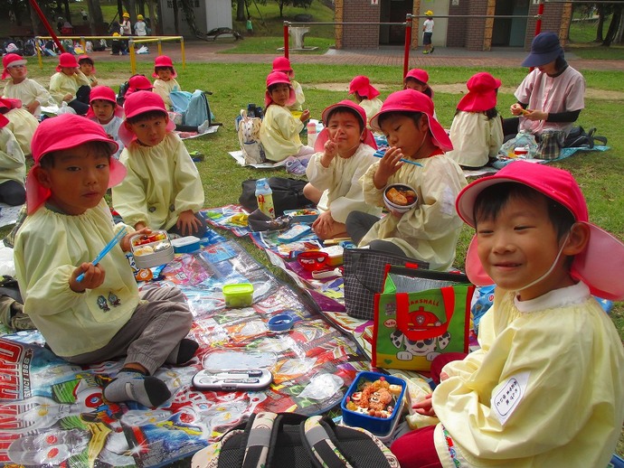 写真：年中児　アイス屋さんで遊ぶ様子