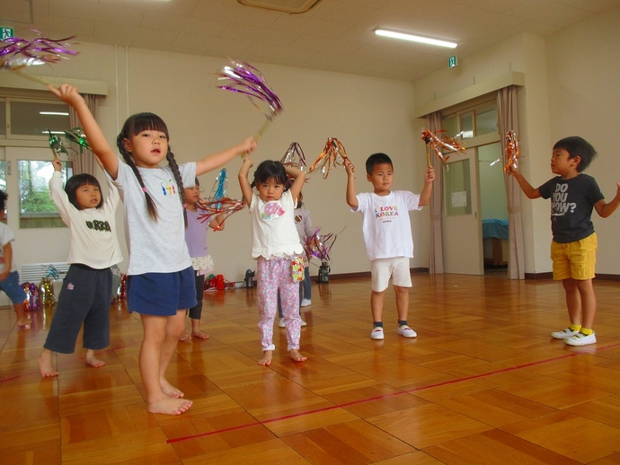 写真：年中児　ショーごっこの様子