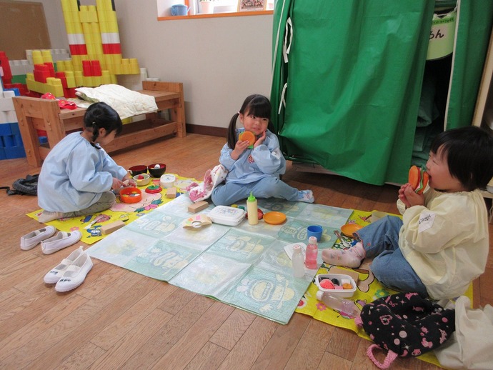 写真：年少児　ピクニックごっこの様子