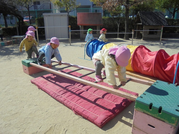 写真：年少児　サーキット遊びの様子