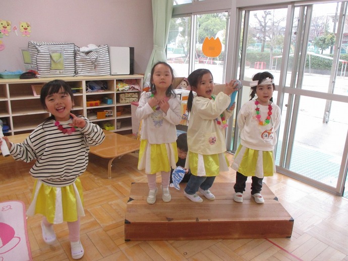 写真：年少児　プリキュアショーの様子