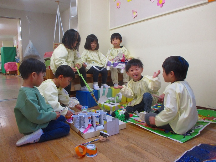 写真：年少児　電車遊びの様子