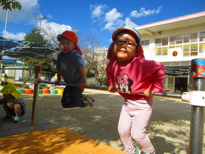 写真：年少児　水遊びの様子