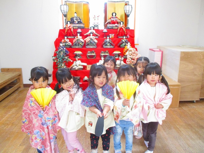 写真：年少児　泡遊びの様子