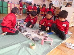 写真：年長児　色塗りをする様子