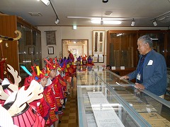 写真：年長児　甲冑訪問の様子
