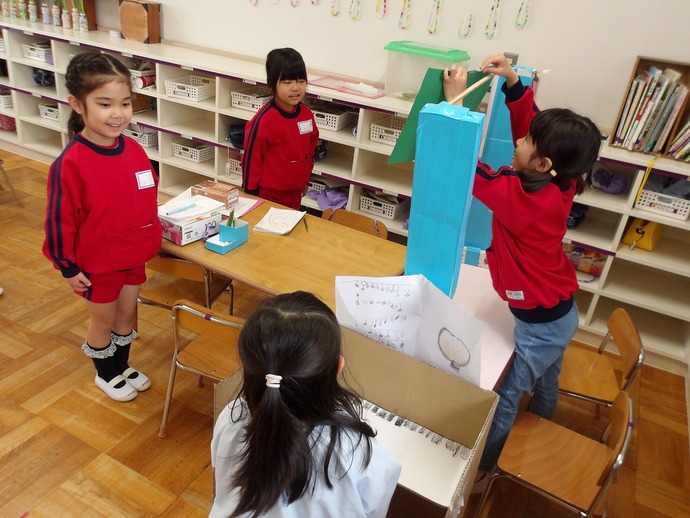 写真：年長児　学校ごっこ遊びの様子