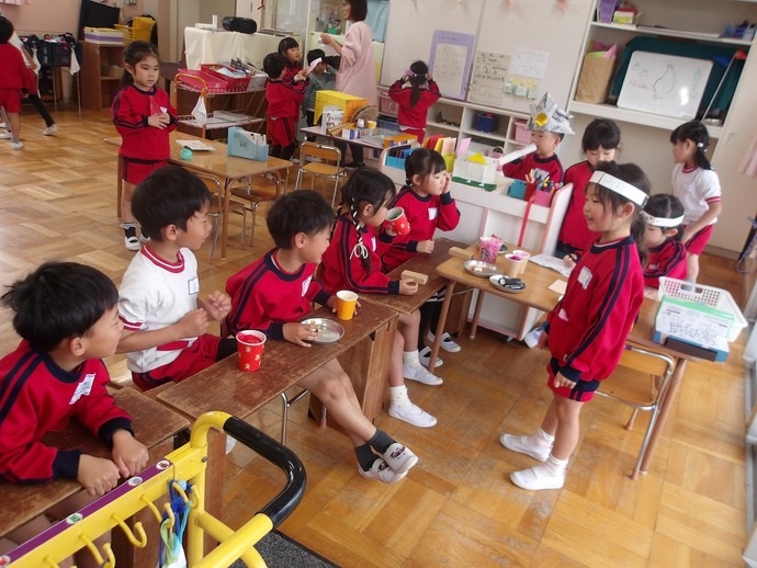 写真：年長児　おすしやさんごっこの様子